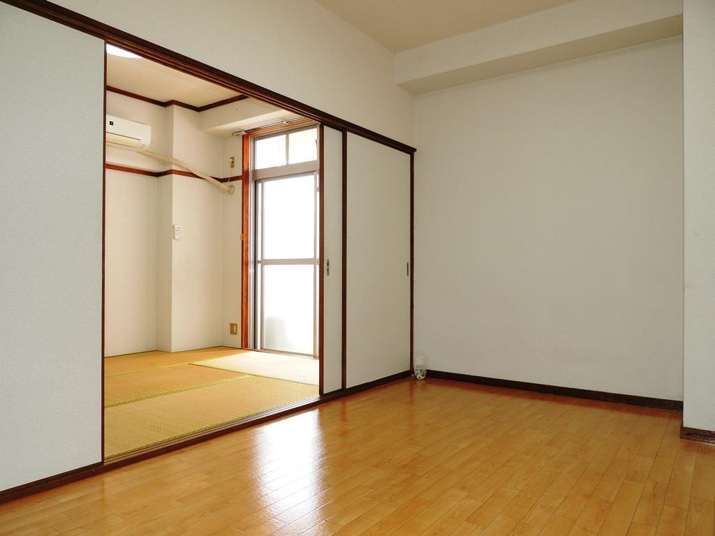 居室・リビング　約10帖のリビングと、6帖の和室です。