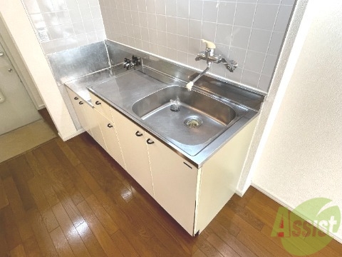 キッチン　キッチンは作業台もあり広めなので使いやすそうですね。