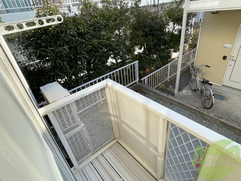 バルコニー　バルコニーは洗濯物を干すのに十分な広さがありますね。