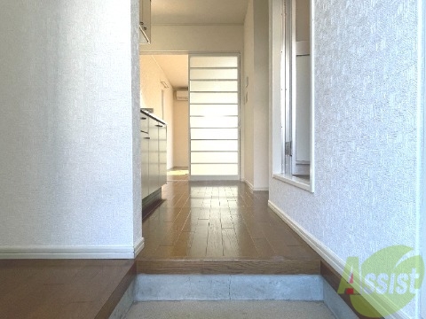 玄関　玄関からの様子です。すぐ部屋が見えないのは安心ですね。