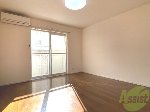 居室・リビング　８帖の洋室です。生活のメインとなる部屋ですね。