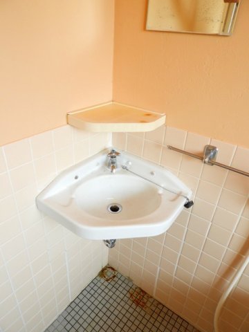 洗面設備　明るい洗面所です