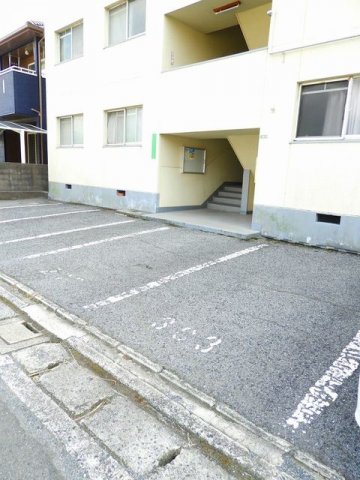 駐車場　駐車場があるので、車を買う予定の方も安心です