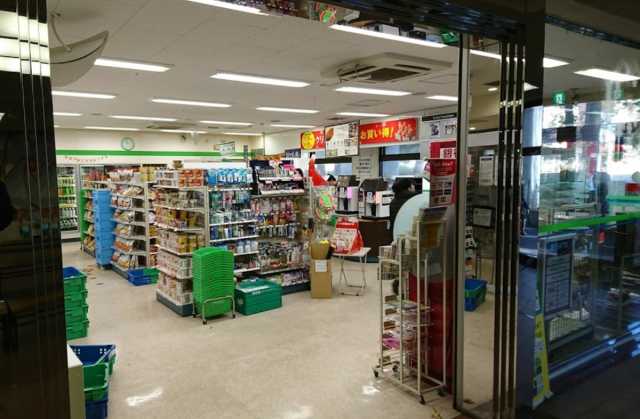 コンビニ　ファミリーマート　新宿スポーツセンター店（コンビニ）まで298m