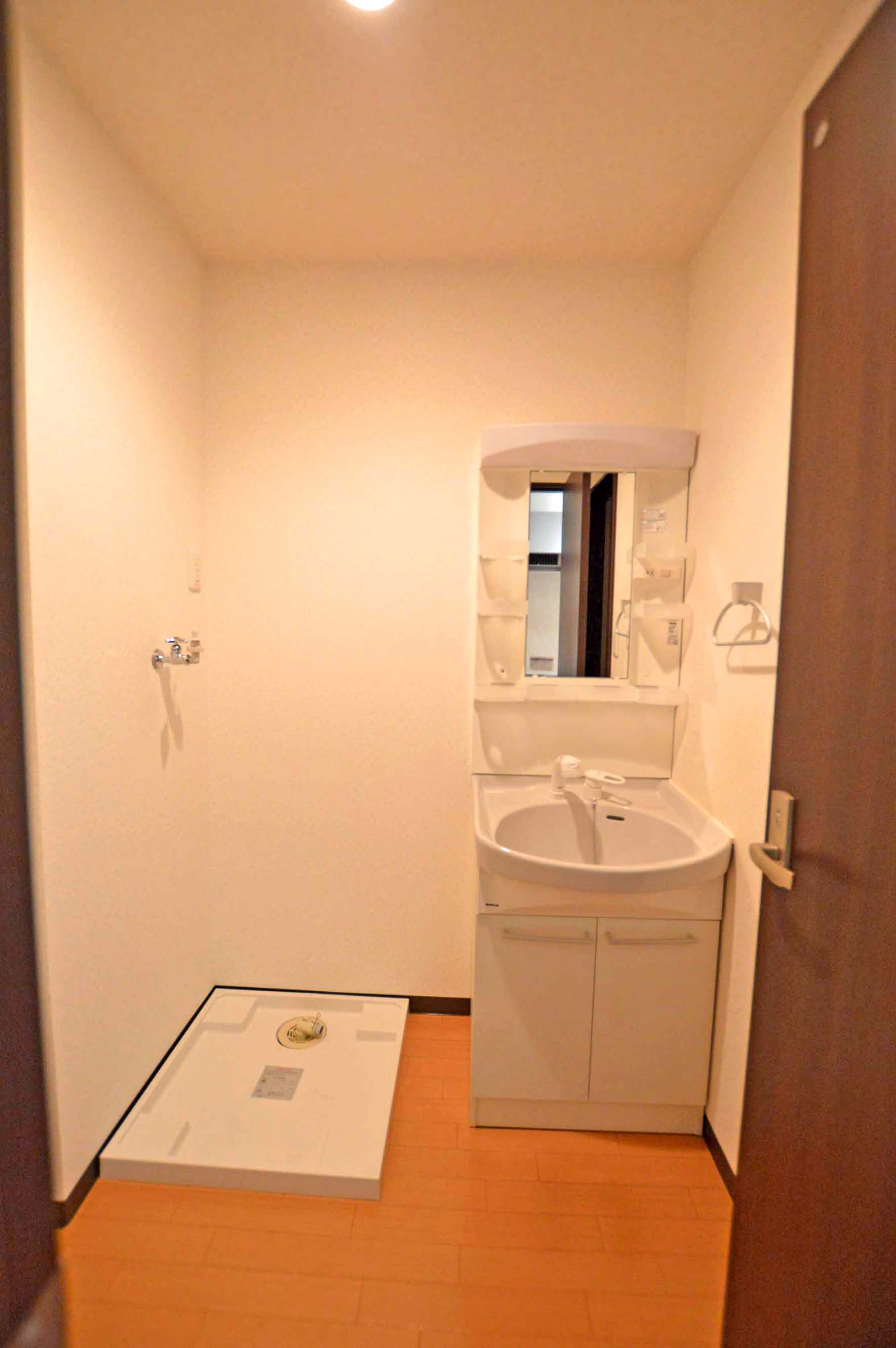 洗面設備　洗面台です。隣が洗濯機置き場です。