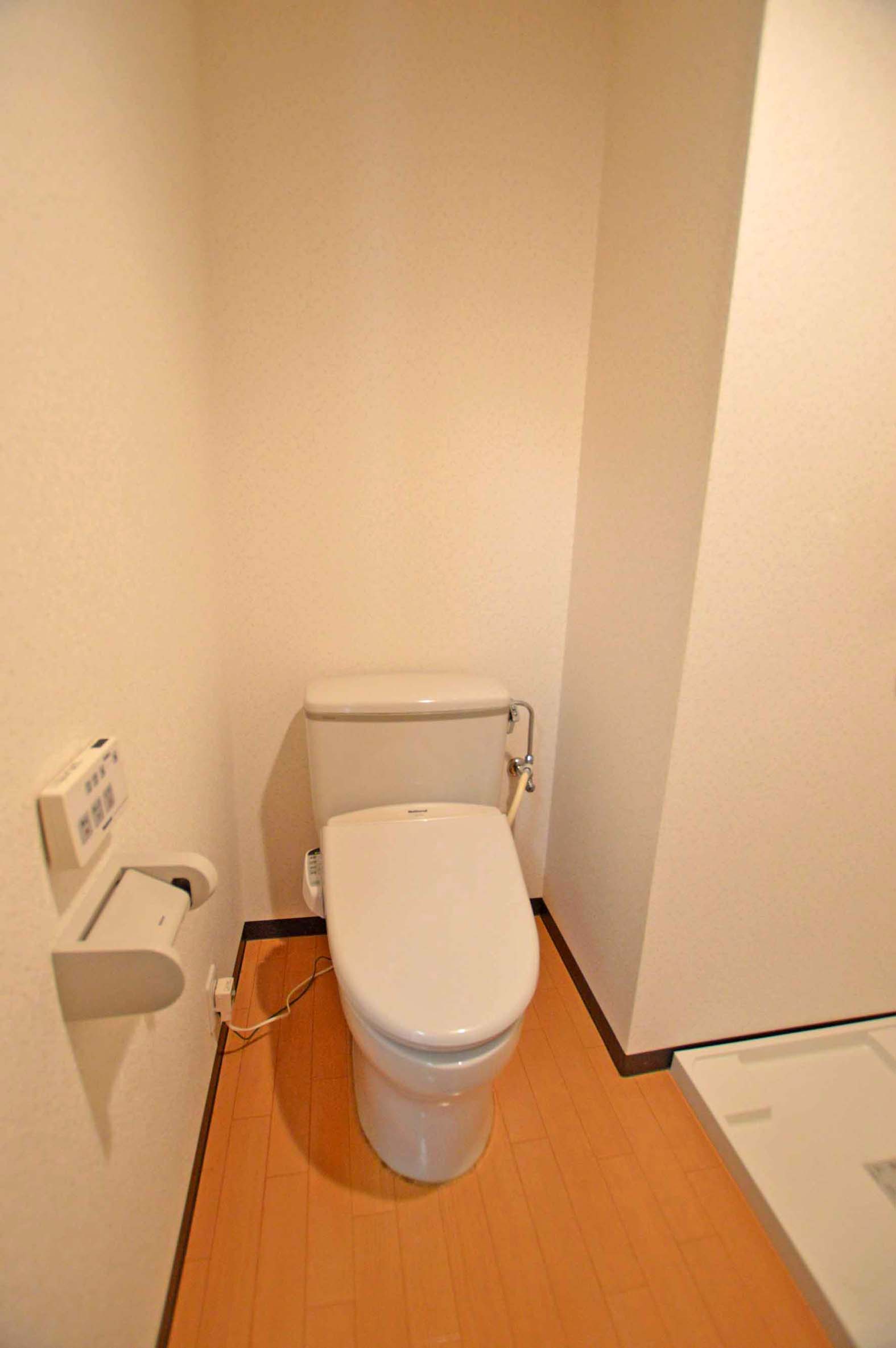 トイレ　トイレです。洗面台と同じフロアにあります。