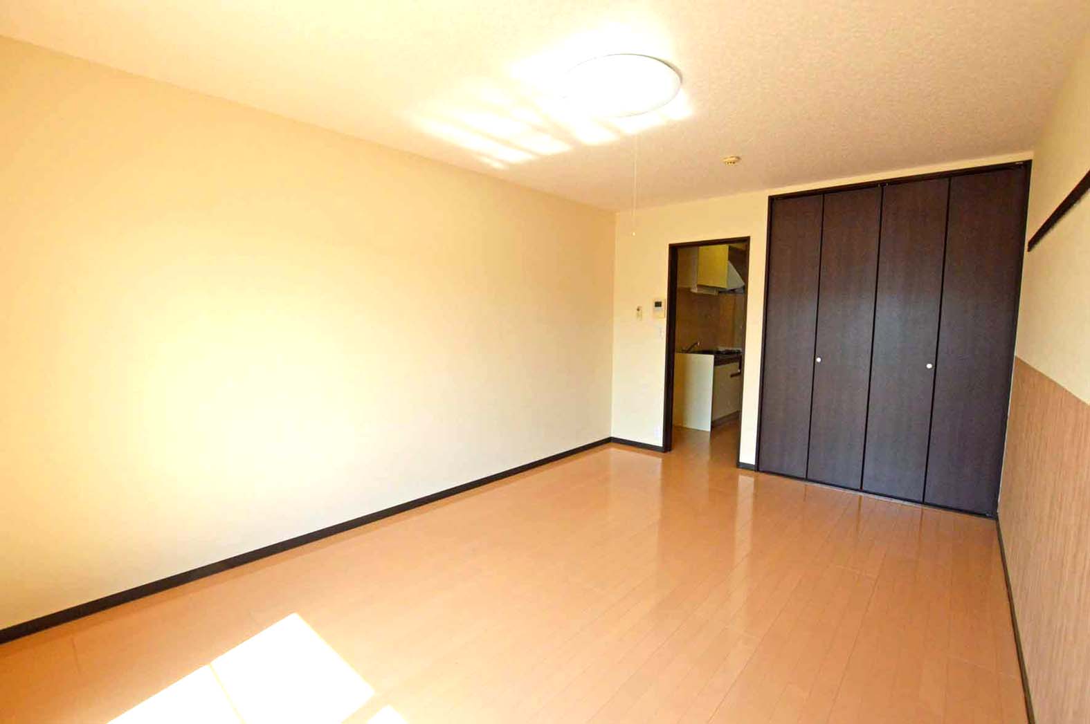 居室・リビング　窓側から見た室内です。