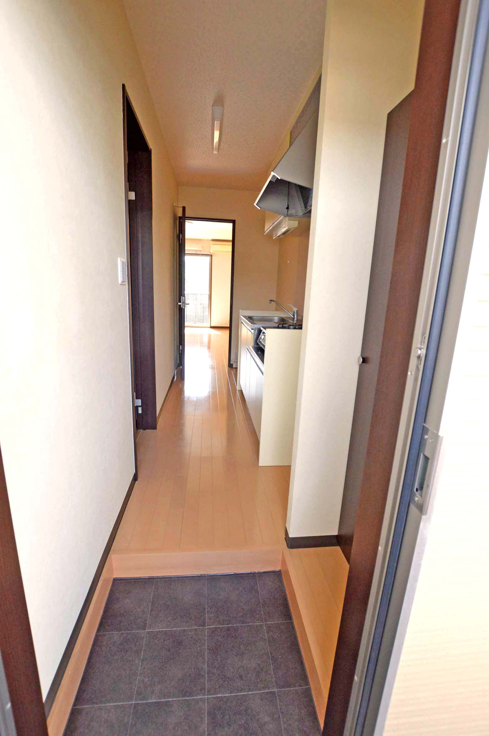 玄関　玄関から室内を見たところ