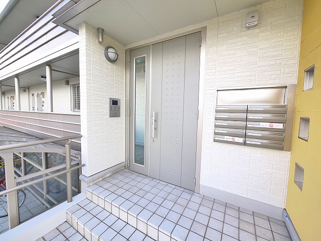 エントランス　落ち着いたエントランスです