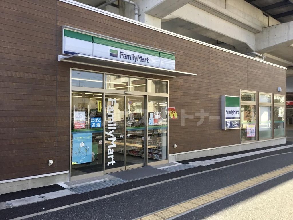 コンビニ　ファミリーマート流山セントラルパーク駅前店（コンビニ）まで900m