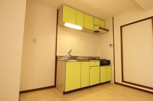 キッチン　※別室同じ間取りの写真。現況を優先します。