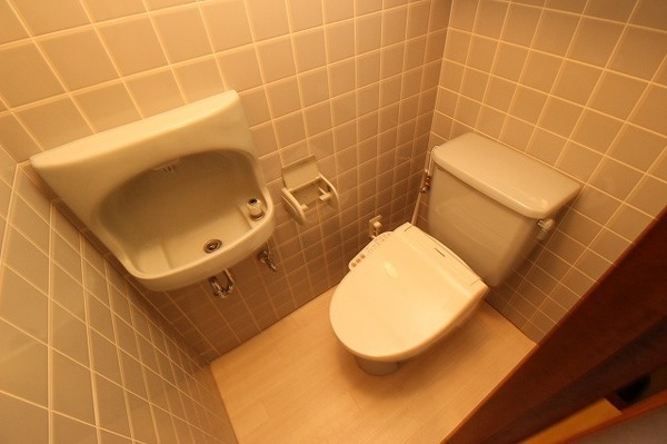 トイレ　※別室同じ間取りの写真。現況を優先します。