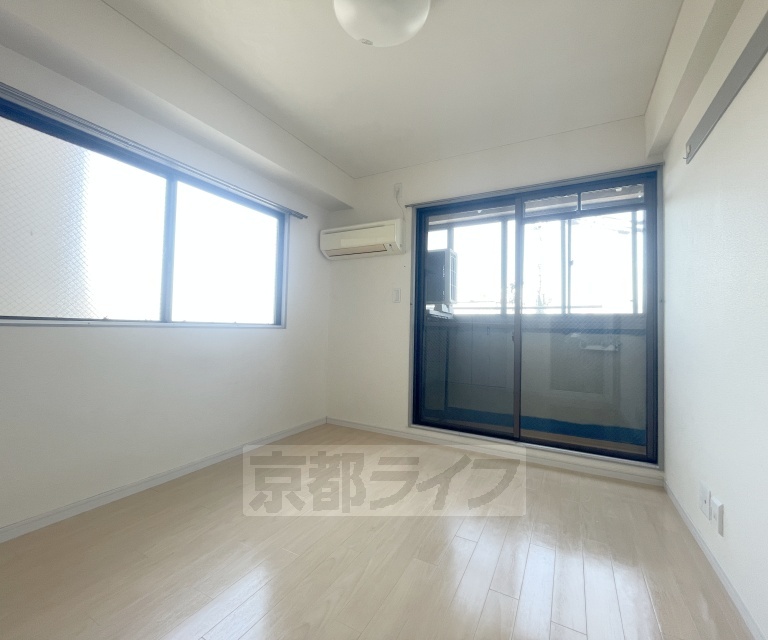 居室・リビング　４０７号室写真です　綺麗に改装されています