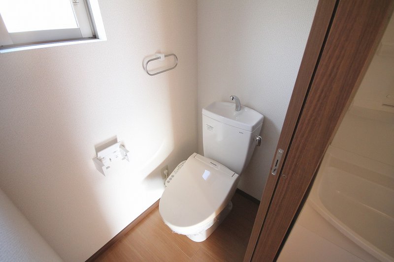 トイレ　写真は106号室。