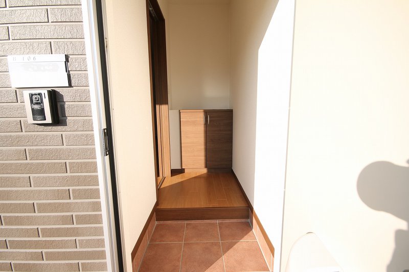 玄関　写真は106号室。