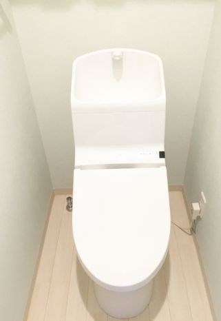 トイレ　温水洗浄便座です。