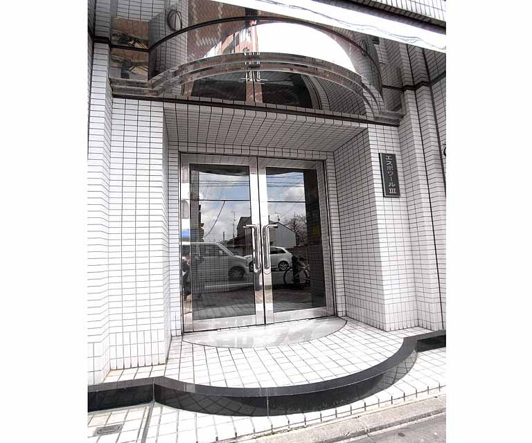 エントランス　観音開きの入口です！