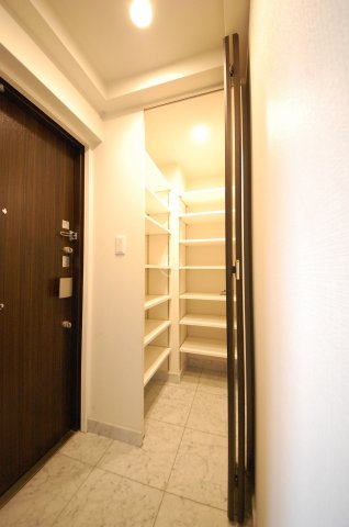 収納　プレサンスロジェ難波GRANDWEST　シューズボックス