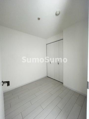 その他部屋・スペース　開放的な寝室です