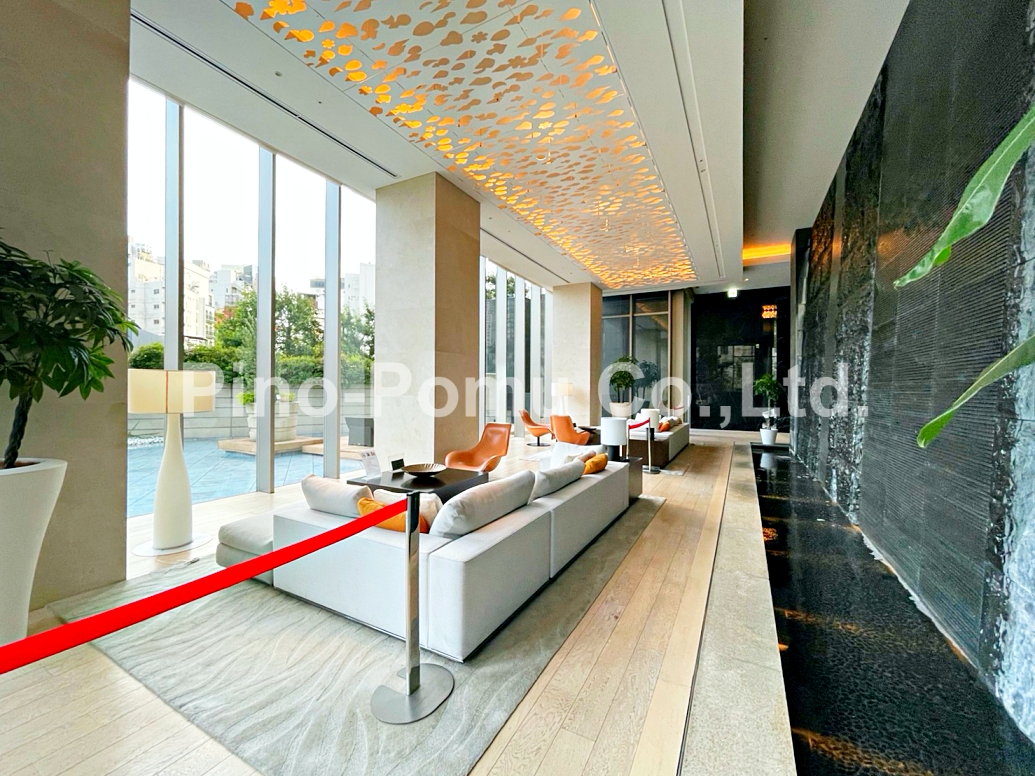 ホームセンター　ビックカメラセレクト六本木駅店（ホームセンター）まで380m