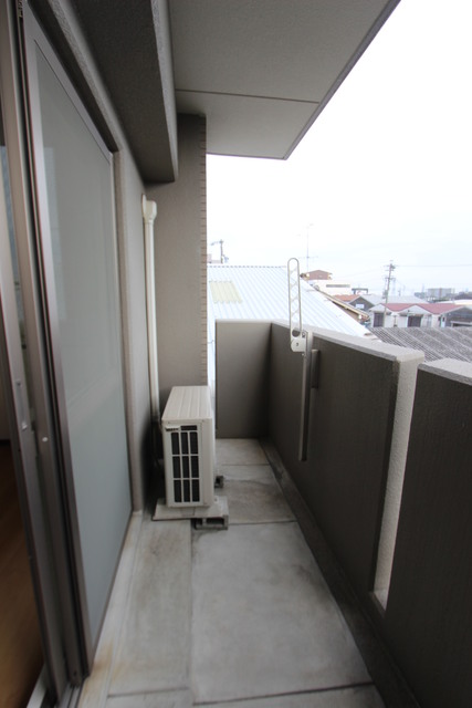 バルコニー　※別部屋のお写真で、現況優先と致します。反転タイプ