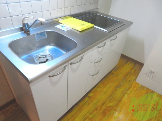 キッチン　こちらがキッチンになりますＩＨクッキングヒーターですよー。