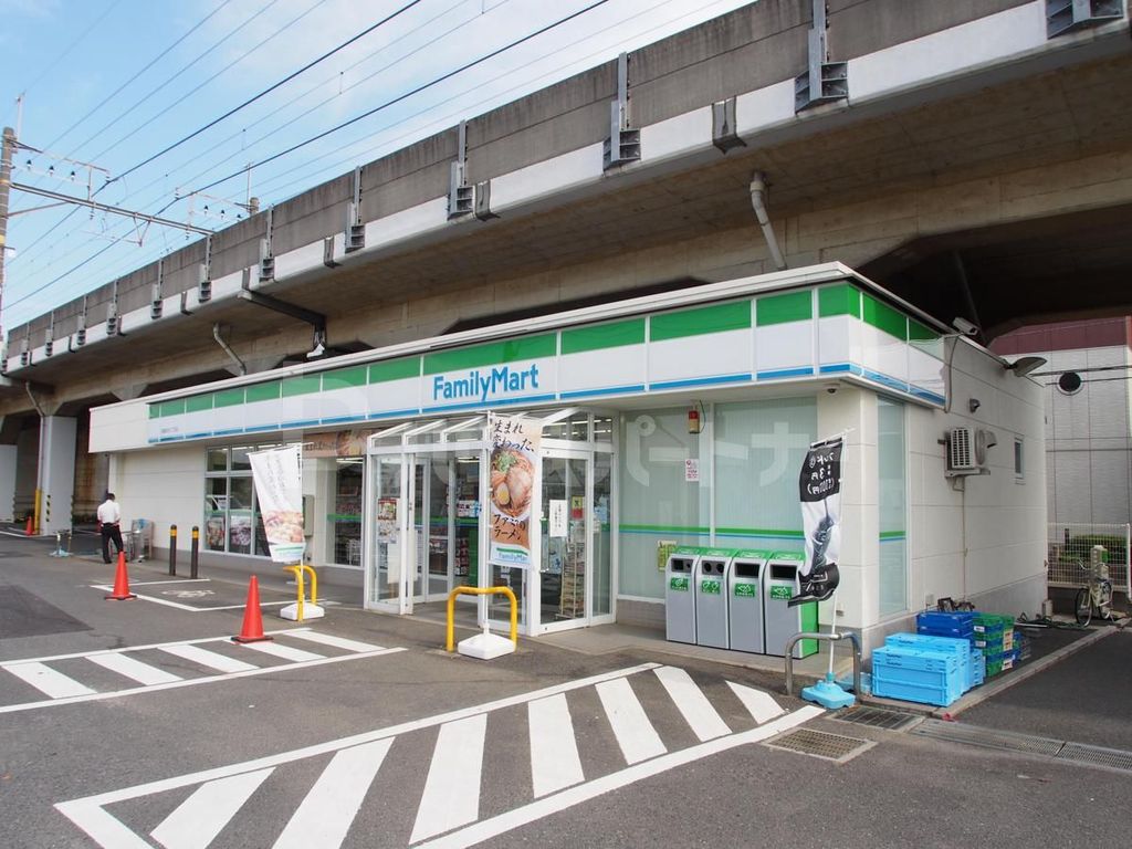 コンビニ　ファミリーマート（コンビニ）まで38m