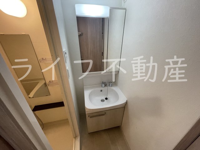 洗面設備　独立洗面台、小物を置くことができて便利です