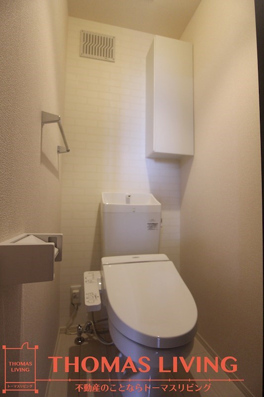 トイレ　棚があり掃除用具などが見えません。