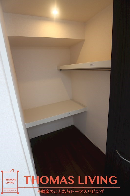 収納　段ごとに棚がありいろいろな物を収納できます。