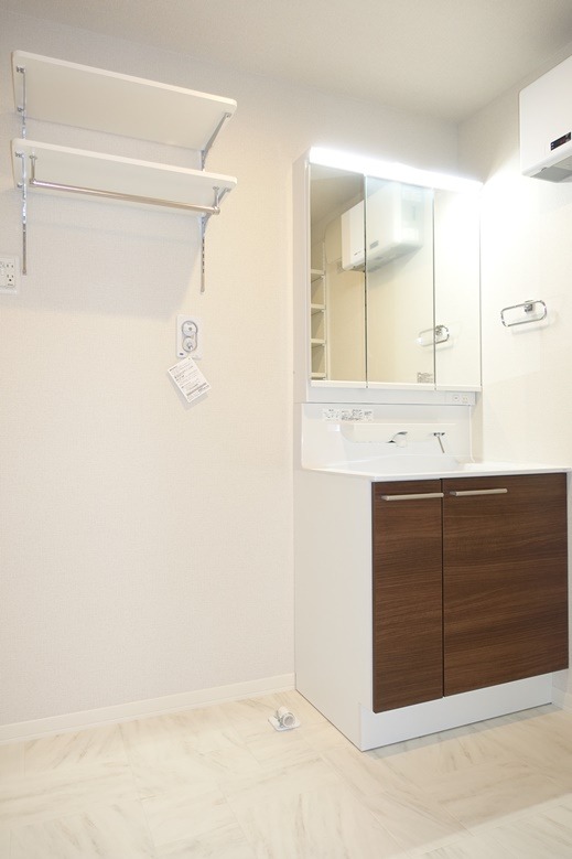 洗面設備　三面鏡の洗面台は朝の支度に大活躍◎