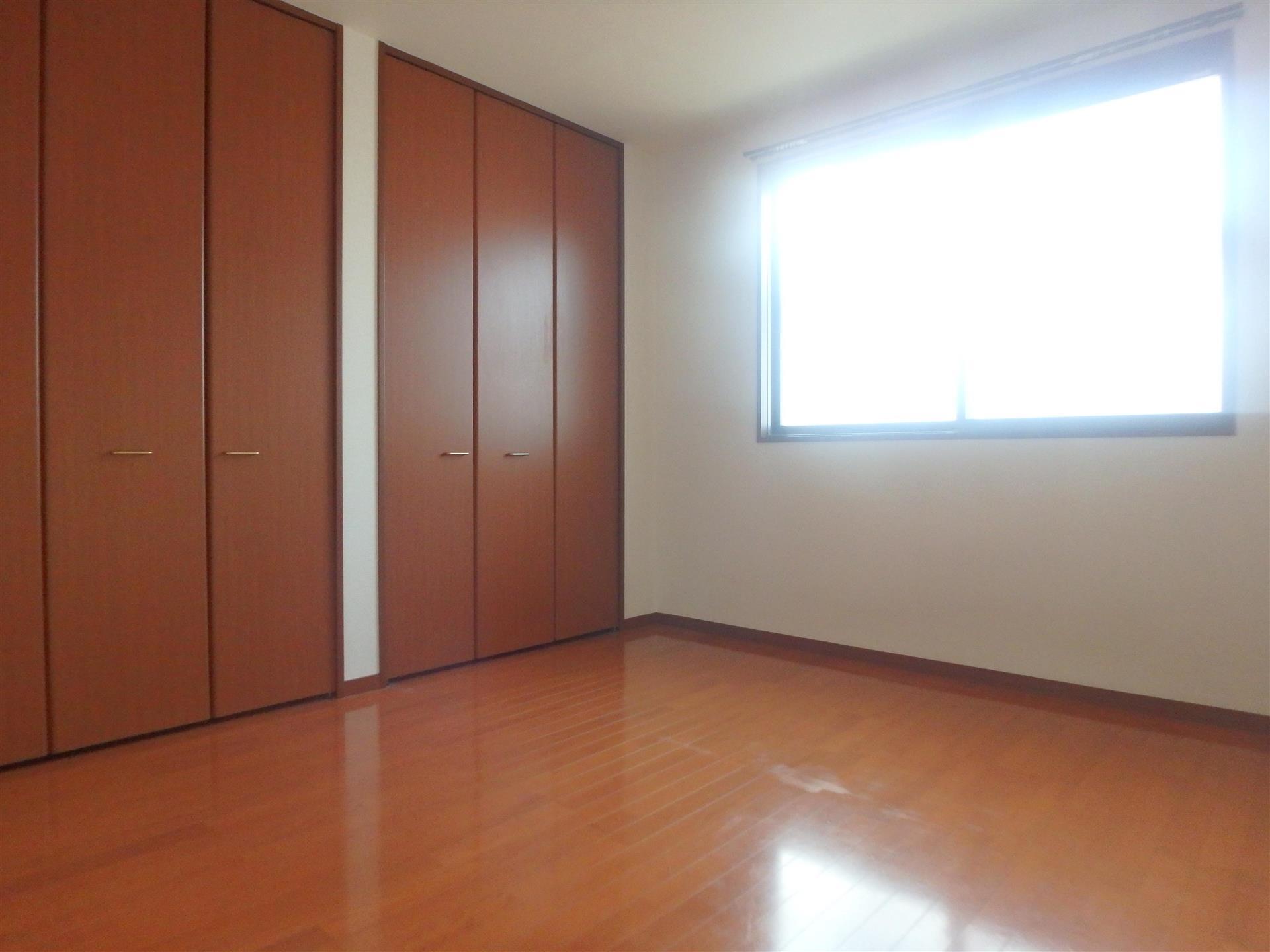 その他部屋・スペース　6.9帖のゆとりのある寝室です