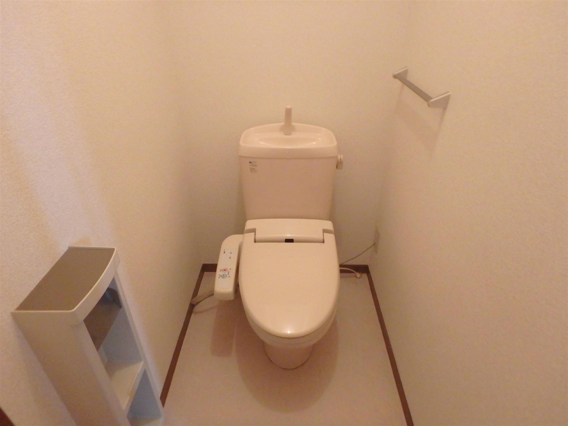 トイレ　温水洗浄便座付きです
