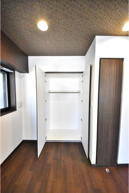 収納　ハンガーパイプ付きで衣類の収納も捗ります