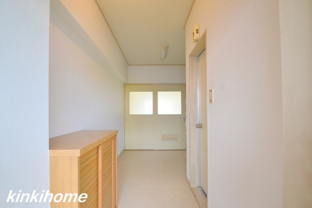 玄関　写真は別のお部屋のものでございます。