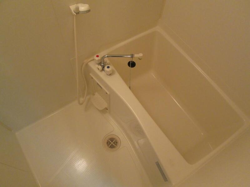 バス・シャワールーム　ゆったりめの浴槽で一日の疲れを癒してください。