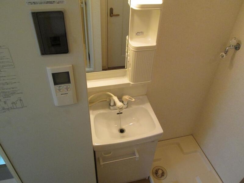 洗面設備　シャワーヘッド付で洗髪も可能な独立洗面台です。