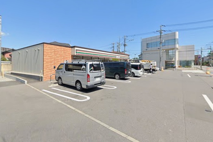 コンビニ　セブンイレブン（コンビニ）まで405m