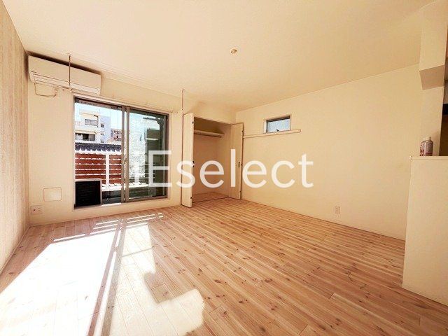 居室・リビング　窓も大きく明るいですね