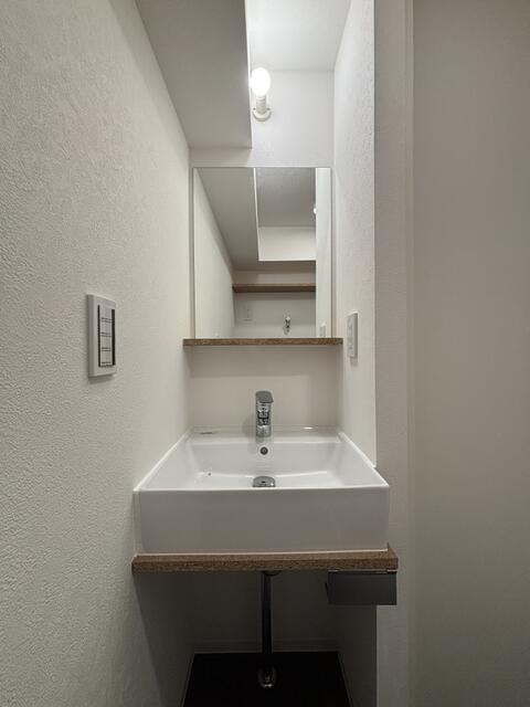 洗面設備　シンプルで使いやすい独立洗面台