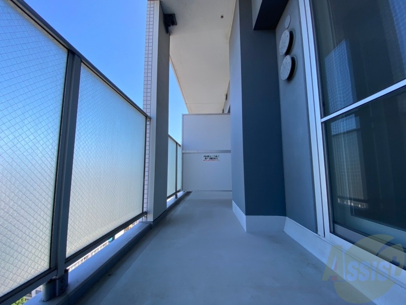 バルコニー　バルコニーは幅があり、広い印象を受けました。