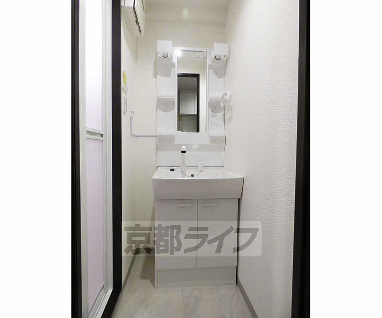 洗面設備　きれいな洗面台です。