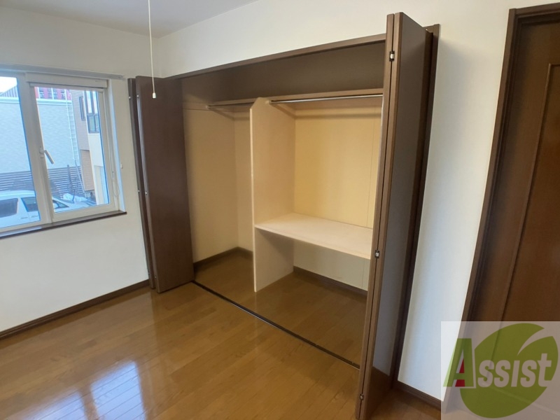 収納　寝室の収納です。部屋がすっきり片付きます。