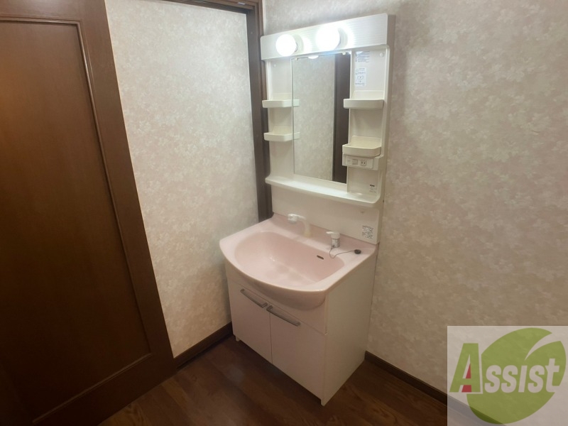 洗面設備　独立洗面台です。大きくてよいですね。シャンプーもできます！