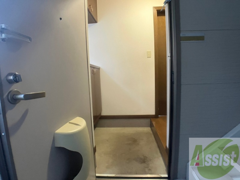 玄関　玄関です。すぐ広いリビングにつながっています。