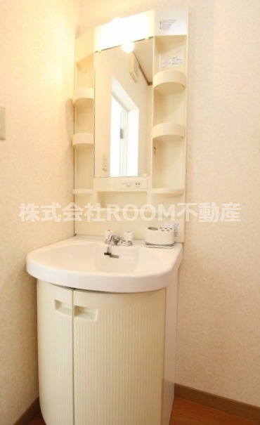 洗面設備　独立洗面台、朝の身支度には欠かせません