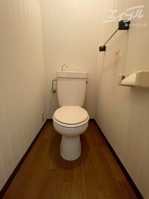 トイレ　清潔感のあるお手洗いです。