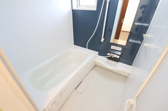 バス・シャワールーム　追い焚き給湯式浴室（小窓付）