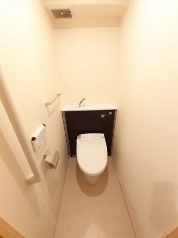 トイレ　落ち着いた色調のトイレです