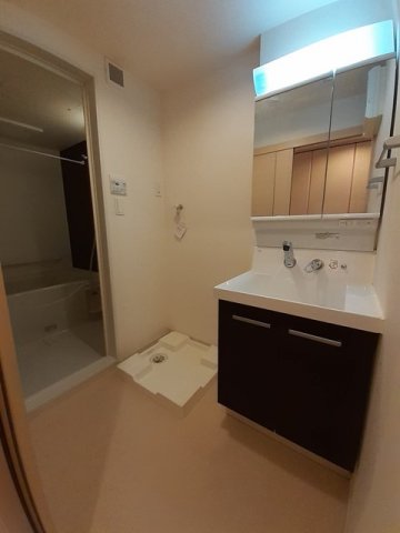 洗面設備　明るい洗面所です